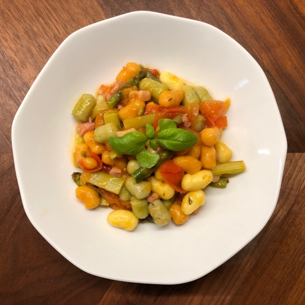 Gnocchi with asparagus and bacon