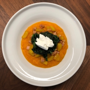 Crema di zucca con spinaci &amp; formaggio fresco di capra